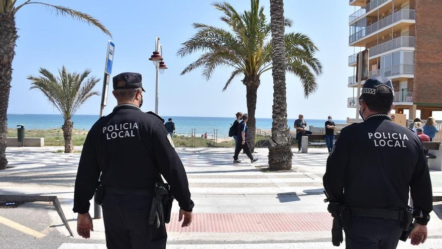 La Policía Local de Elche identifica a varios menores que se bañaban sin permiso en piscinas de urbanizaciones de Arenales del Sol