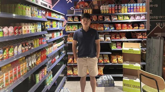 Wenji Peng (27) managt mit dem 7-12 SuperMarket Asian Food seinen dritten Laden in Palmas Altstadt.