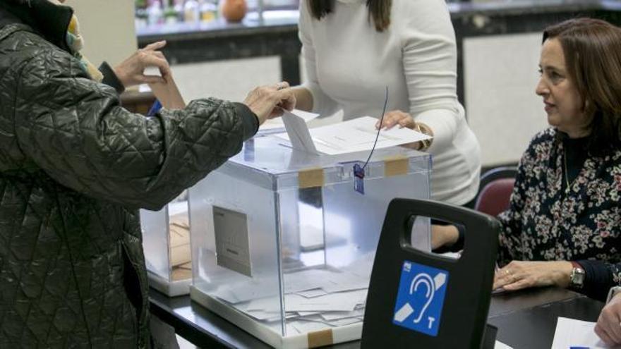 Dos bucles magnéticos ayudan a votar en Oviedo a las personas sordas que usan audífonos