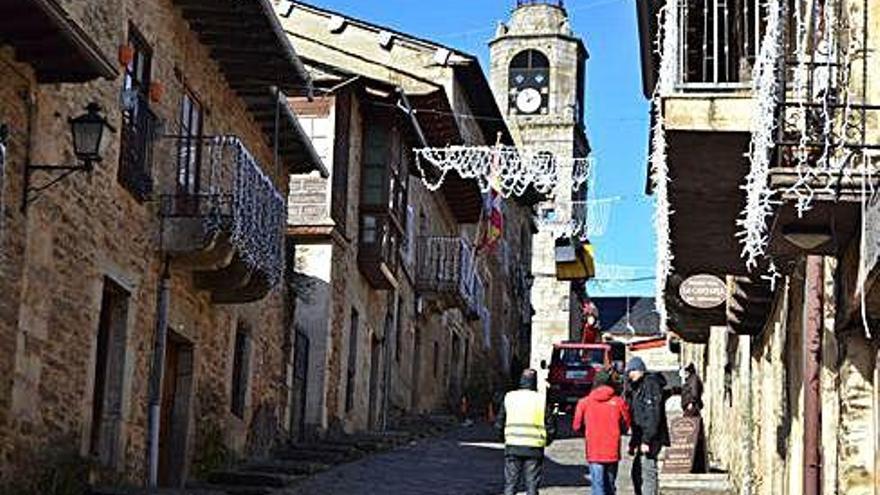 A la izquierda, sede del Juzgado de Puebla de Sanabria.