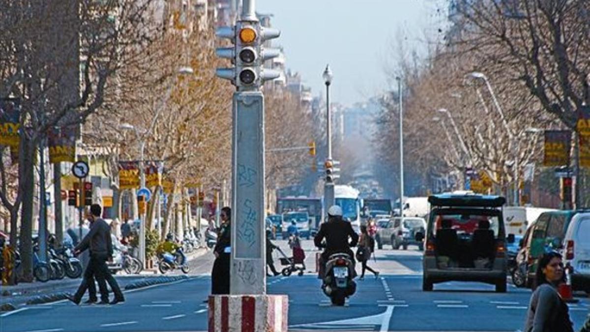 Los antiguos semáforos en el centro de los cruces de Urgell con Buenos Aires y, al fondo, Londres, ayer.