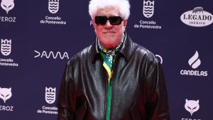 El director de cine Pedro Almodóvar posa en la alfombra roja de los Premios Feroz 2025, en el Pazo da Cultura, a 25 de enero de 2025, en Pontevedra, Galicia (España).