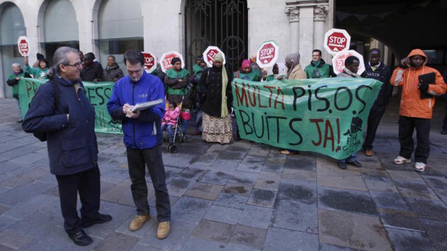 Membres de la PAH, recollint signatures davant l&#039;Ajuntament a favor de multar els bancs amb pisos buits · Marc Martí