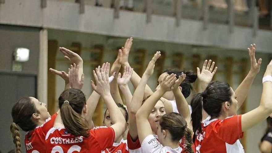 La plantilla del Balonmano Gijón celebra una victoria.