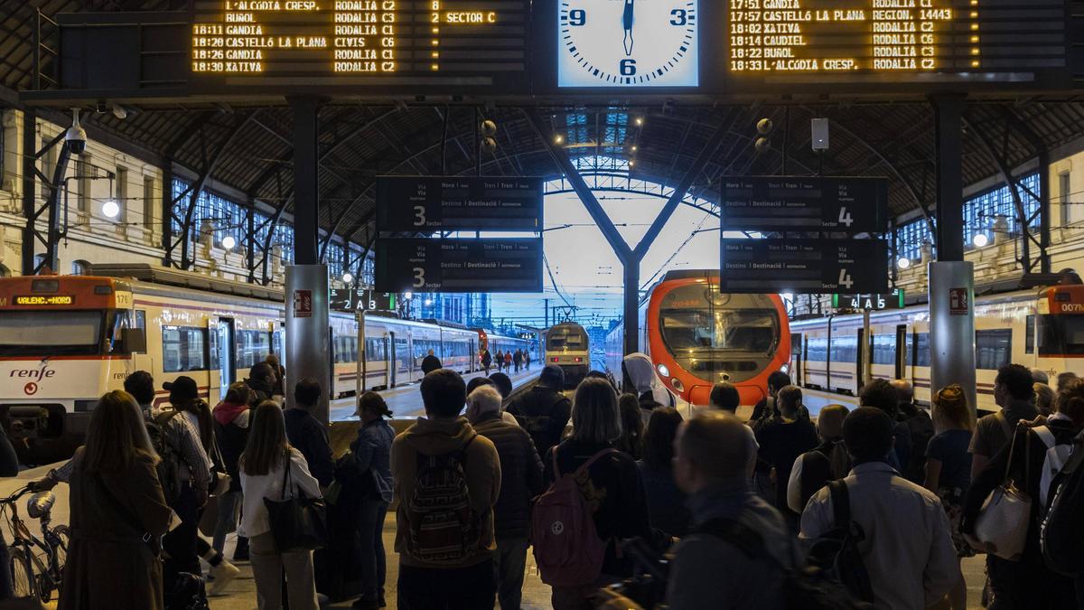 Andén principal de la Estación del Norte de València, cabecera de las cinco líneas de Cercanías de València y Castelló.