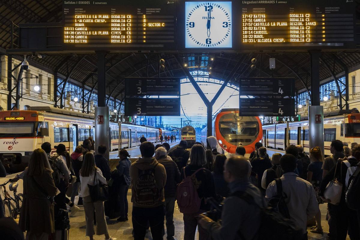 Andén principal de la Estación del Norte de València, cabecera de las cinco líneas de Cercanías de València y Castelló.