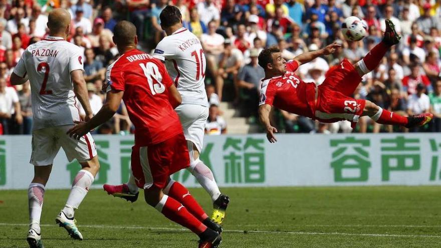 El suizo Shaqiri remata de chilena para anotar el empate ante Polonia y el mejor gol de lo que va de esta Eurocopa. // Kai Pfaffenbach