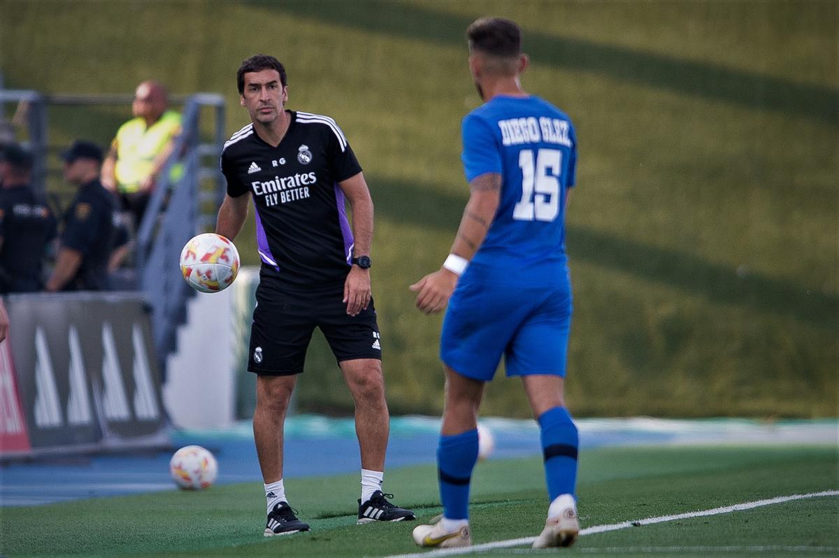 Raúl González Blanco, entrenador del Castilla, devuelve el balón durante la ida de la final por el ascenso ante el Eldense.