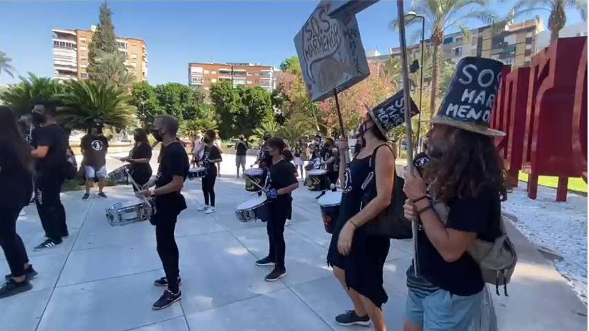 A ritmo de batukada arranca la manifestación por el Mar Menor en Murcia