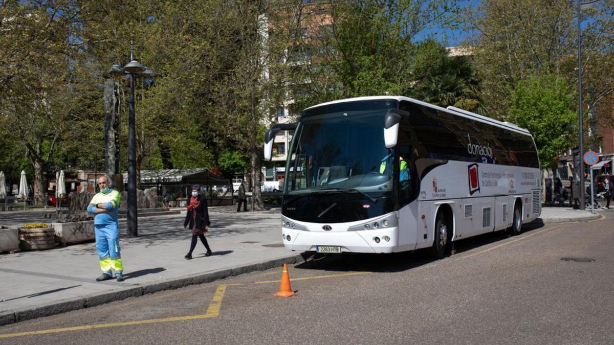 Autobús de donantes en La Marina. | Emilio Fraile