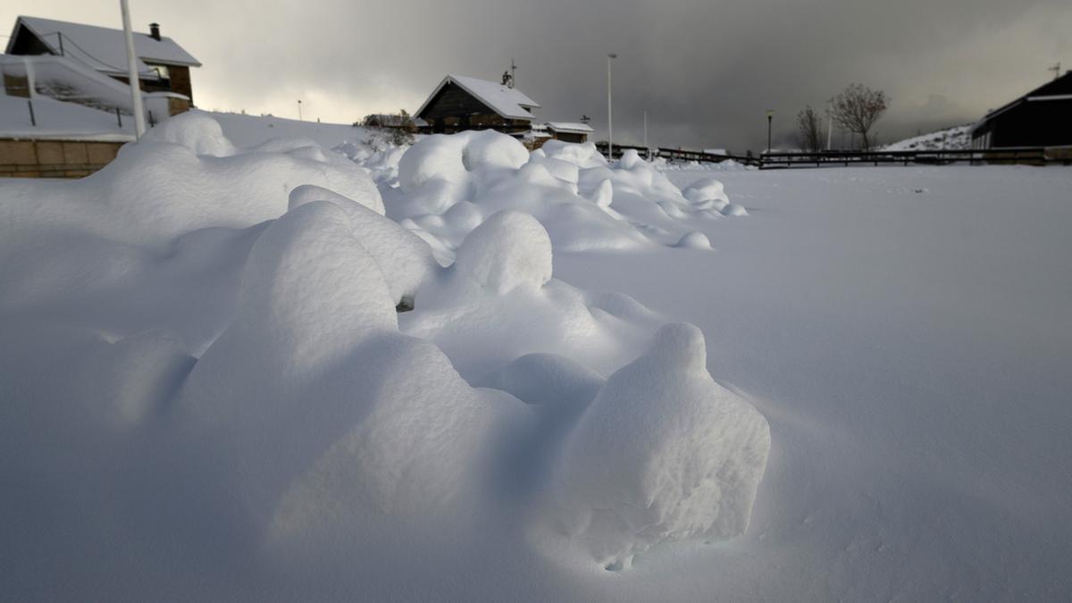 La nieve se acumula este sábado día 6 de noviembre, en la localidad cántabra de Brañavieja.