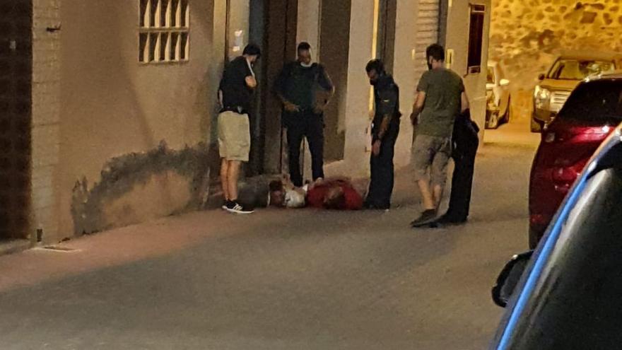 Guardias civiles intervienen tras el apuñalamiento en Castellnovo.