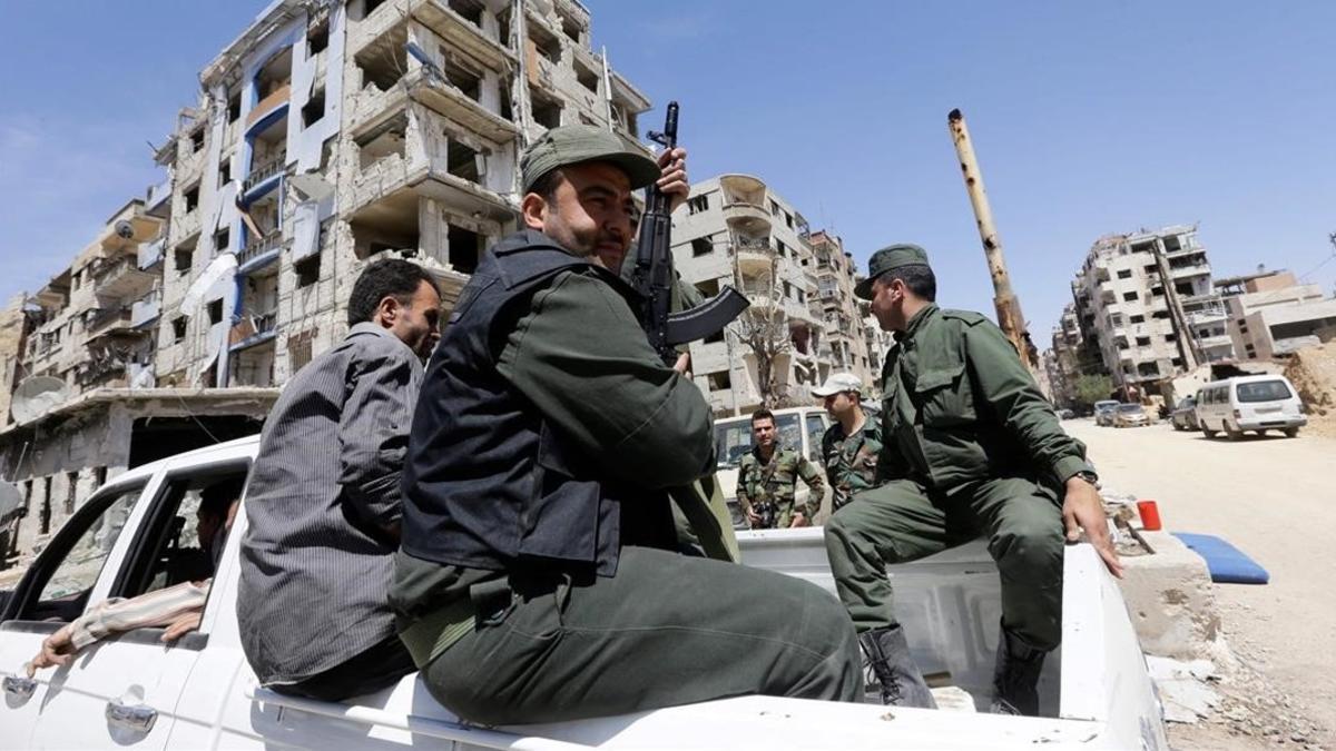 zentauroepp42961008 syrian police sit in the back of a vehicle in douma on the o180416160900