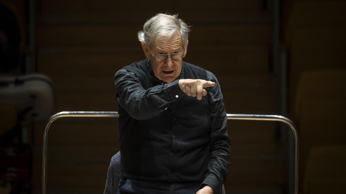 John Eliot Gardiner durante un ensayo