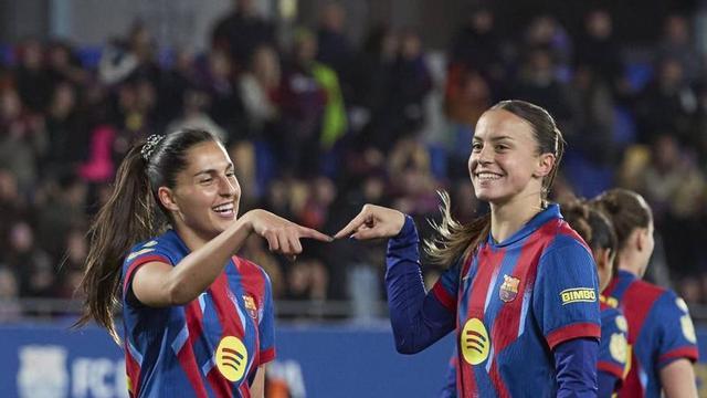 Kika Nazareth i Clara Serrajordi celebren un dels gols, ahir. | DANI BARBEITO