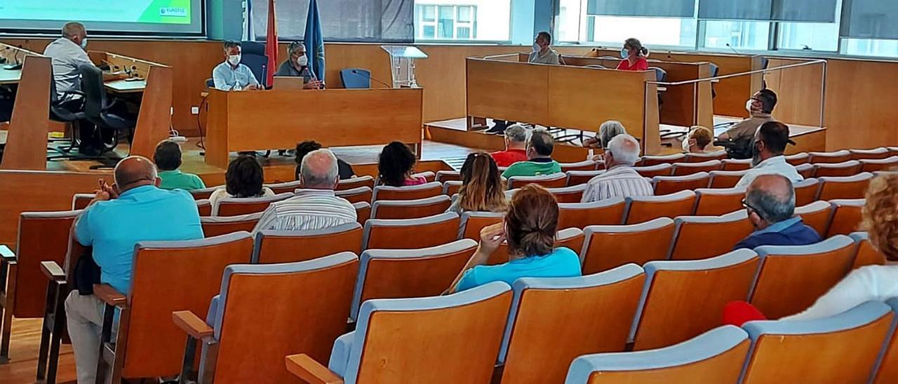 Reunión de constitución de la Mesa de Mobilidade, celebrada en el salón de plenos de Cangas.   | // FDV