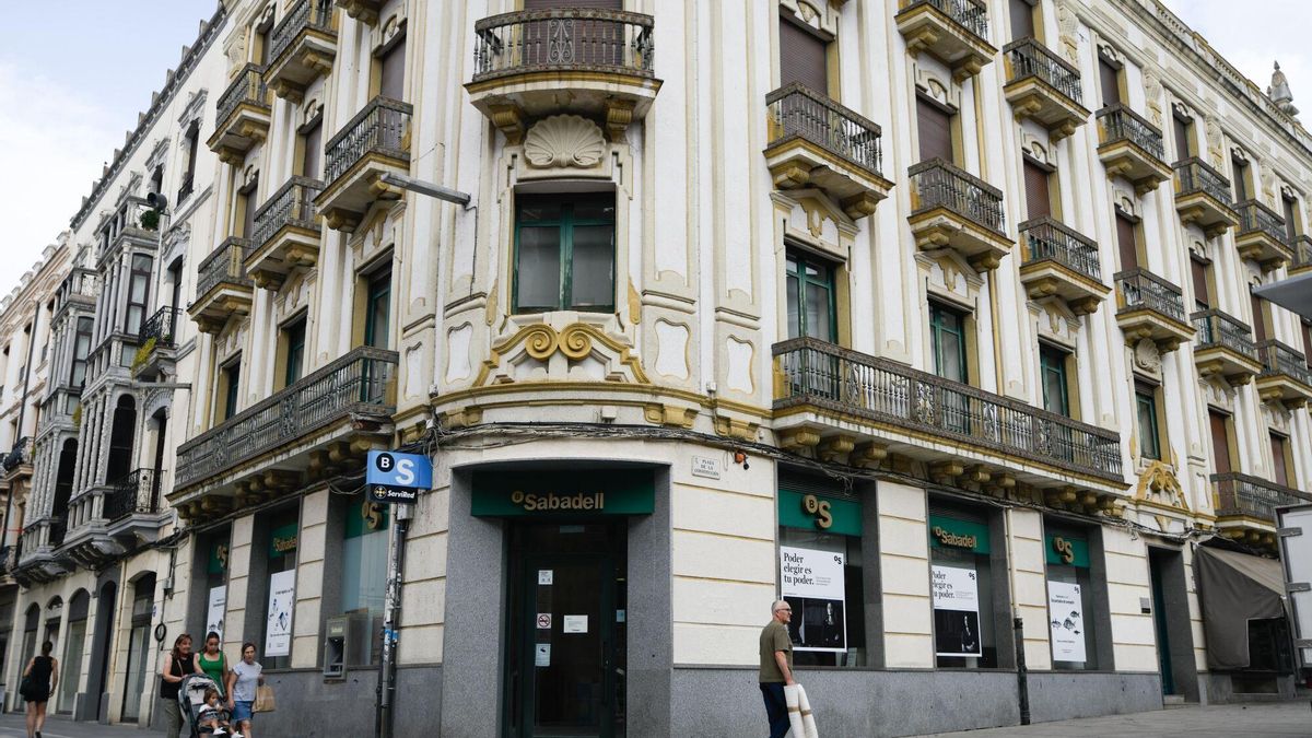 Viandantes pasean por la calle Santa Clara.