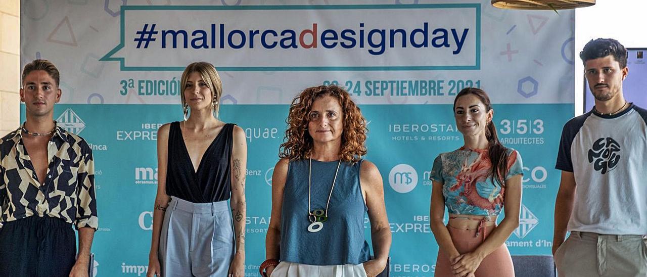 4 de los 6 finalistas de Balears con la directora de Mallorca Design Day, Raquel Arañón.