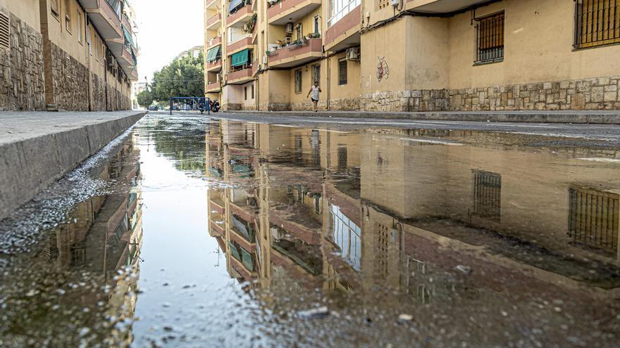 Barcala inicia las obras en la calle de Alicante con aguas fecales tras dos meses de quejas vecinales