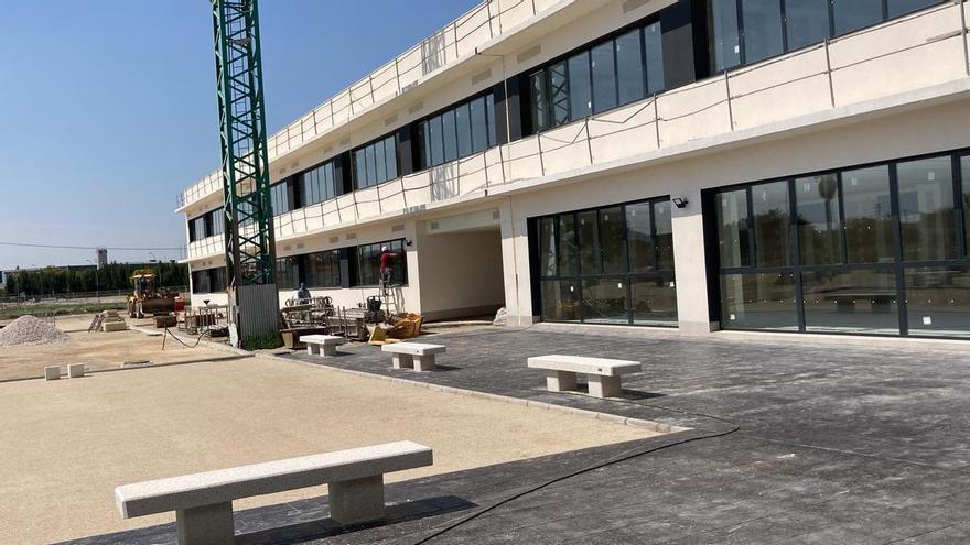 Visita del secretario autonómico de Educación y la alcaldesa de Almoradí a las obras del nuevo colegio de Almoradí