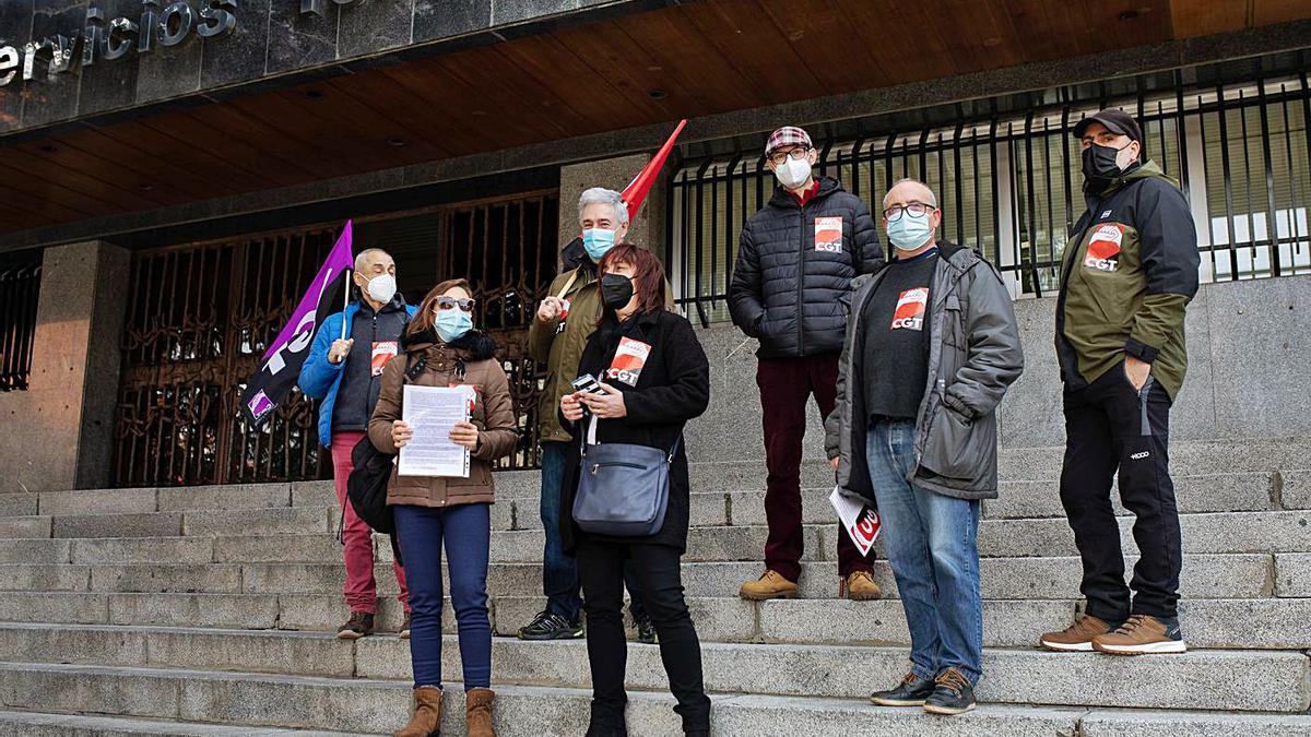 Representantes de CGT Educación, a las puertas del edificio de servicios múltiples de la Junta.