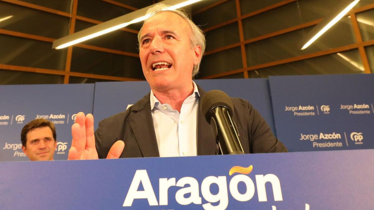 Jorge Azcón, en la noche electoral, tras proclamarse vencedor de las elecciones autonómicas en Aragón. | ÁNGEL DE CASTRO