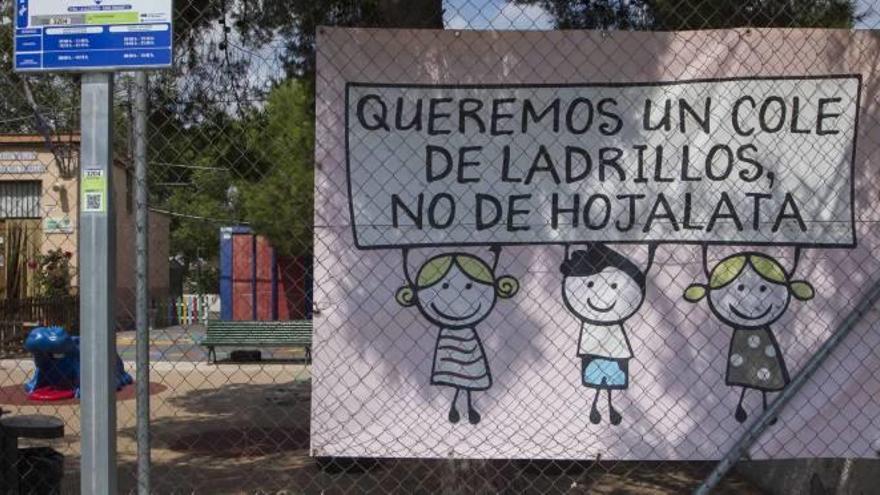 Cartel que recibió ayer a los alumnos del colegio La Cañada en barracones.