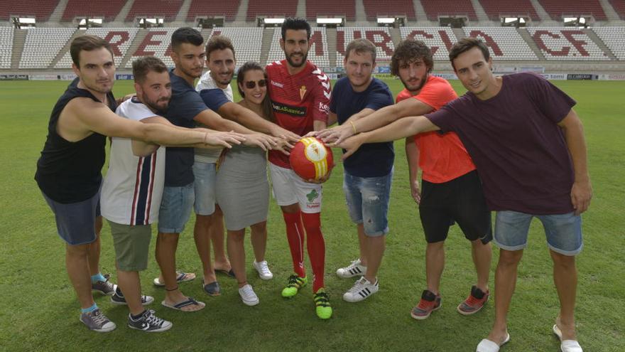 Álvaro Moreno, en el centro de la imagen, junto a sus amigos y familiares durante su presentación con el Real Murcia