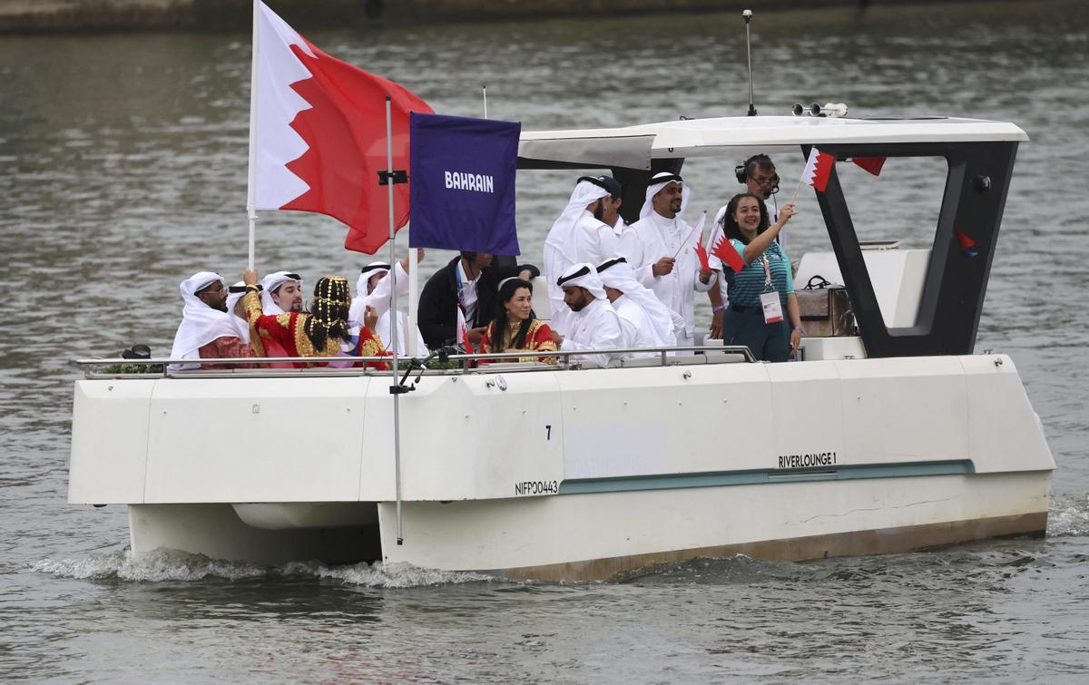 Atletas de Bahrein recorren el río Sena en París, Francia, durante la ceremonia de apertura de los Juegos Olímpicos