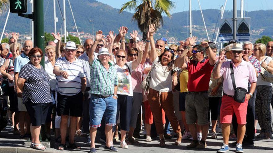 Un grupo de turistas disfruta del buen tiempo en Vigo // Marta G.Brea