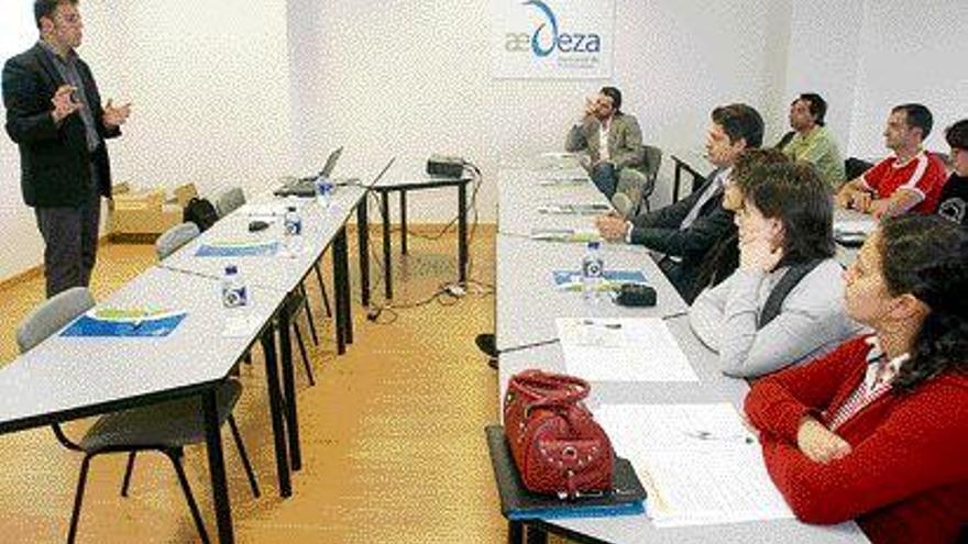 Jornada de Internet en la AED. La sede de la Asociación de Empresarios de Deza (AED) celebró ayer una jornada sobre &quot;Negocios en Internet&quot;, en la que colaboraron ITE Caixa Galicia y Barrabés Internet, que la encargada de impartir esta iniciativa formativa. La jornada tenía como objetivos presentar a las Pymes las oportunidades de las tecnologías de la información y dar a conocer la línea de subvenciones en esta materia procedentes del Ministerio de Industria, Turismo y Comercio.