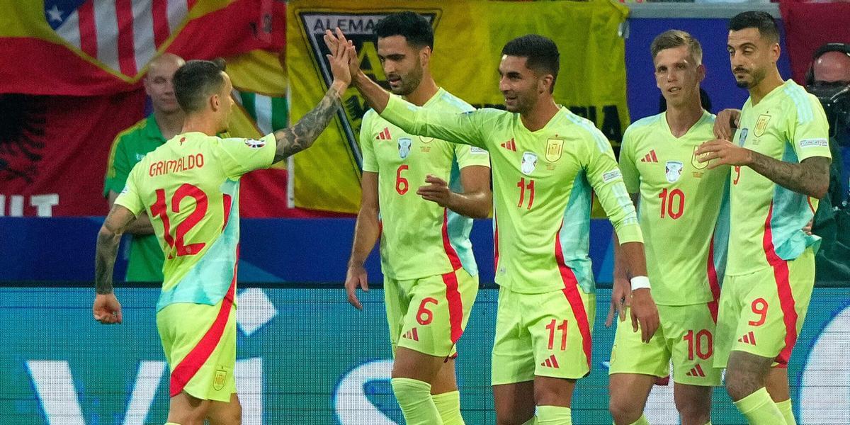 Ferran Torres con Grimaldo ante Albania