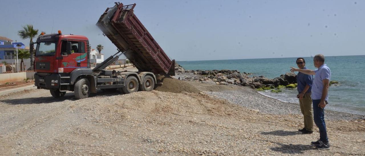 El alcalde Alós y el concejal Andrés observan los trabajos de reposición de la playa sur de la urbanización La Torre.