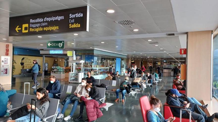 Pasajeros en la terminal. | C.N.