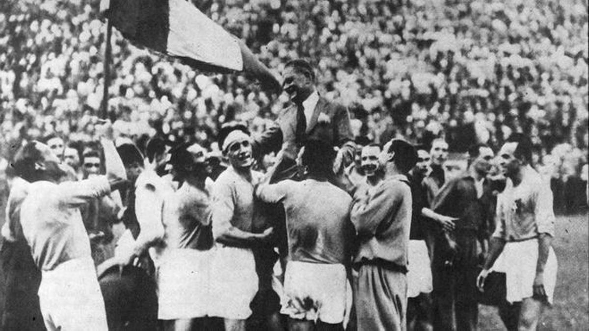 Los jugadores de Italia celebran el título alzando en hombros a su seleccionador, Vittorio Pozzo.