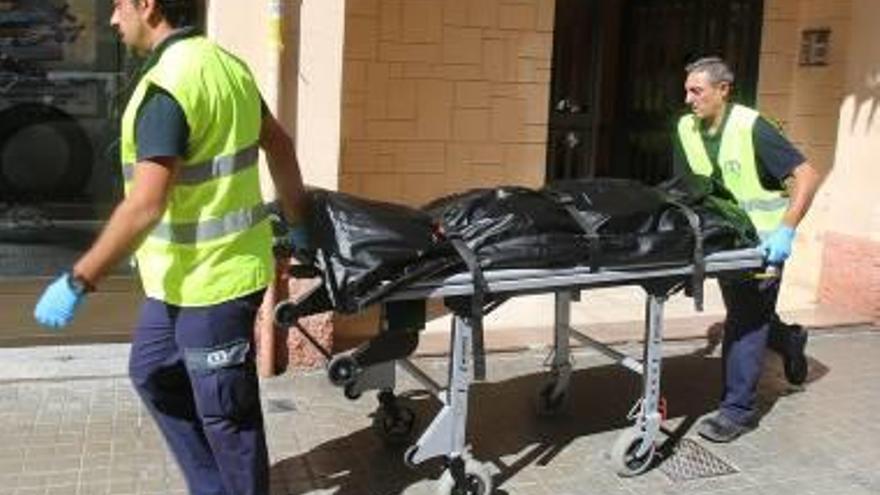 Traslado del cuerpo de la mujer asesinada en Valencia.