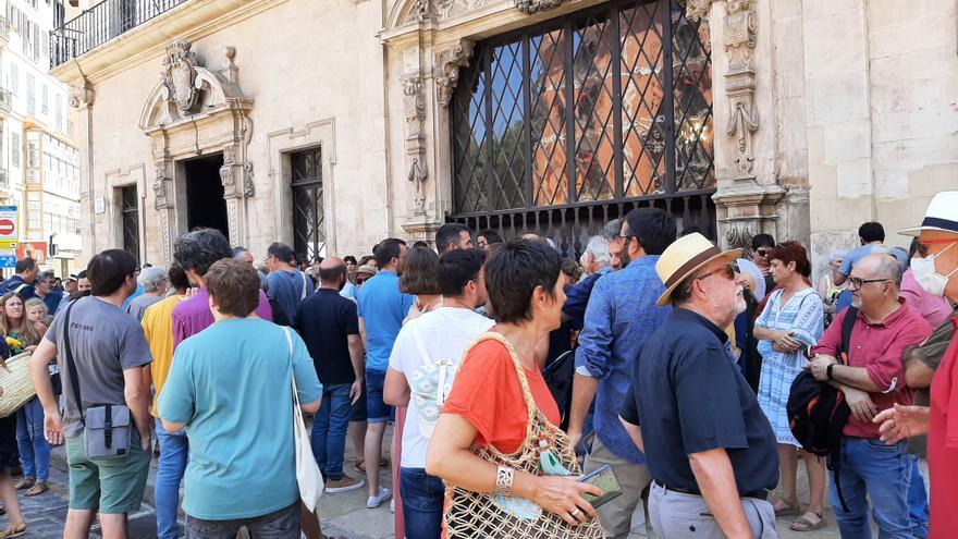 Hila defiende en el pleno la gestión de Truyol y afirma que no la destituirá, como pide la oposición