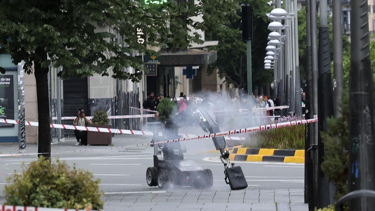 Los TEDAX de la Policía Nacional detonan un maletín que obligó a desalojar el centro de Pamplona