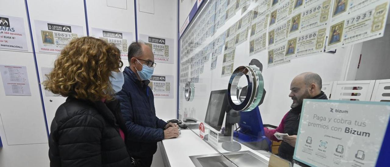 Dos clientes adquieren lotería en la administración número 1 de Castelló, conocida como El Lotero de las Gafas.