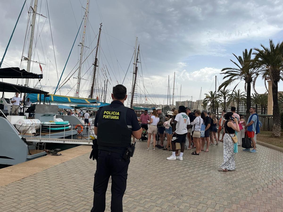Un agente de la Policía Portuaria en el muelle de las golondrinas de Palma.