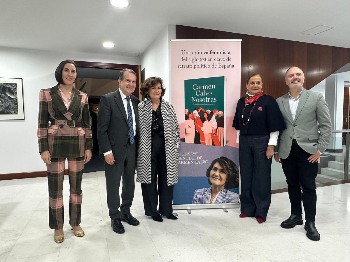 De izquierda a derecha: Ana Laura Iglesias, Abel Caballero, Carmen Calvo, Carmela Silva y David Regades en la presentación del libro de la exvicepresidenta del Gobierno
