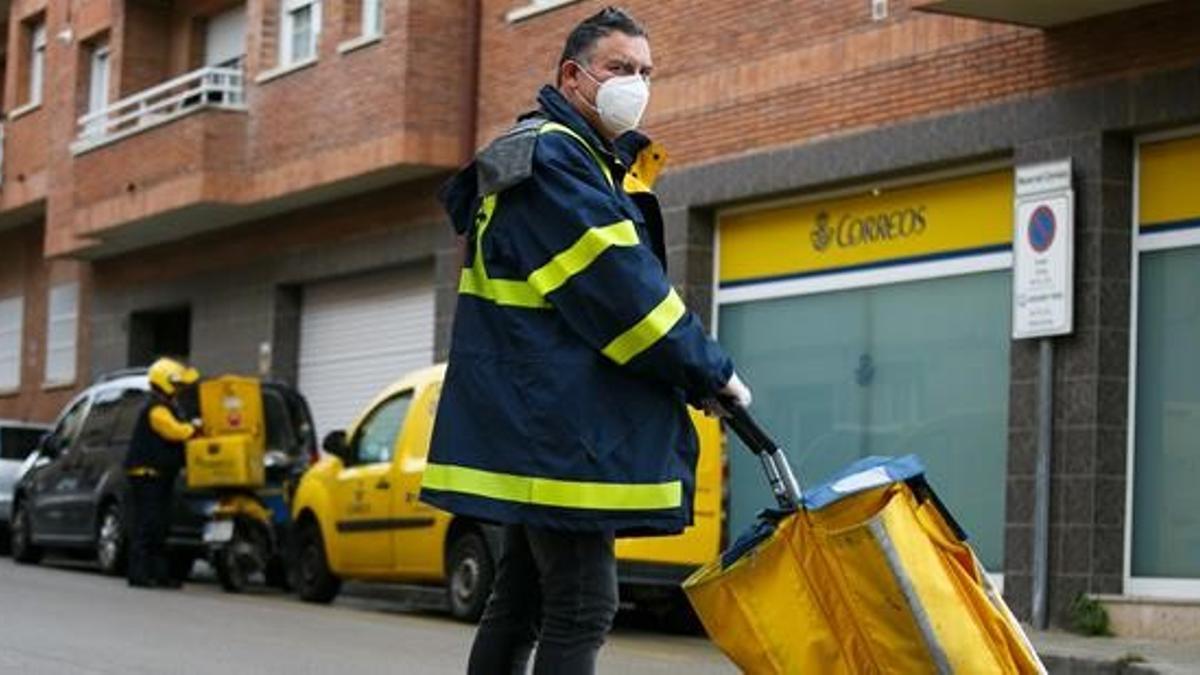 20 4 2020 - Cardedeu - Jose M  Alonso  carter de Correos  - Foto Anna Mas