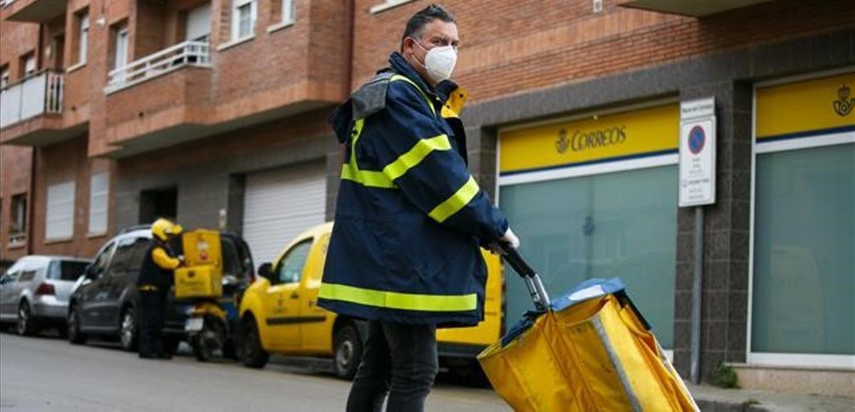 20 4 2020 - Cardedeu - Jose M  Alonso  carter de Correos  - Foto Anna Mas