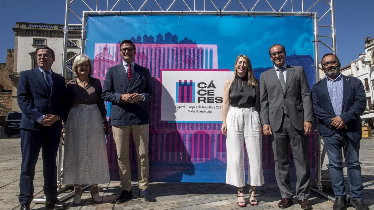 De izquierda a derecha, Miguel Ángel Gallardo, presidente de la Diputación de Badajoz; Victoria Bazaga, consejera de Cultura; Jorge Suárez, concejal de Cultura; María Guardiola, presidenta de la Junta de Extremadura; Rafael Mateos, alcalde de Cáceres, y Miguel Ángel Morales, presidente de la Diputación de Cáceres.