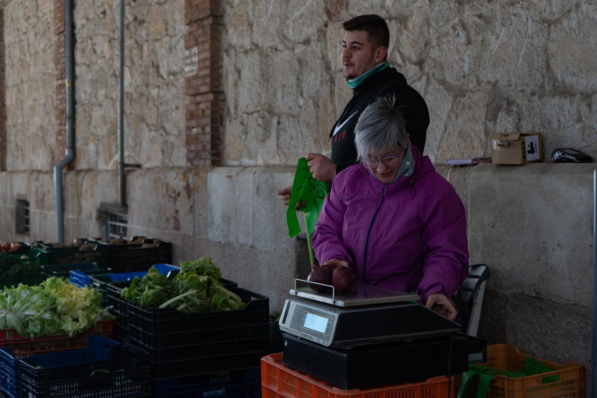 Pablo y su madre Ana en su espacio de venta