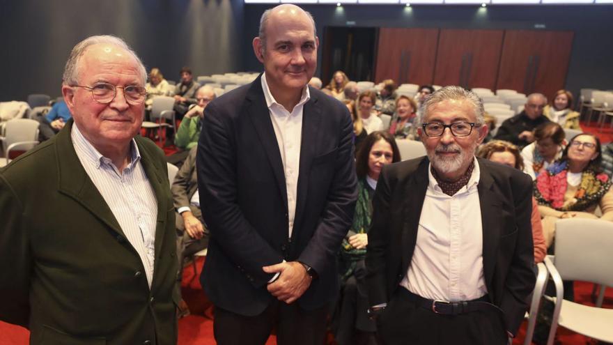 Por la izquierda, Ángel García Prieto, Francisco Uría y Pedro Luis Trabajo, ayer, en el Club Prensa Asturiana. |  Luisma Murias