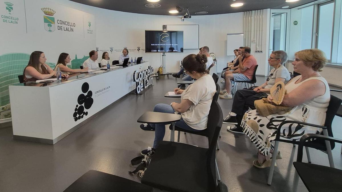 Asistentes á reunión presidida por José Crespo.