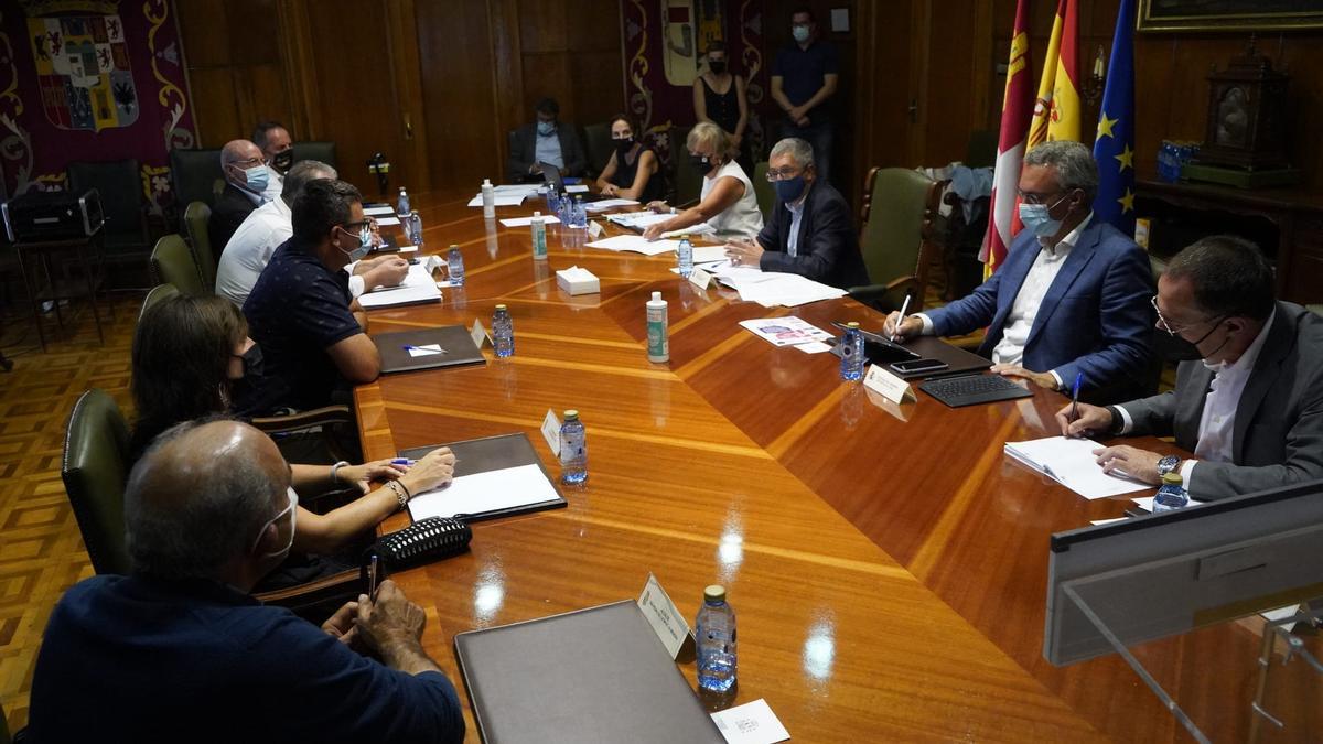 Reunión de Hugo Morán con alcaldes afectados por el desembalse de Ricobayo