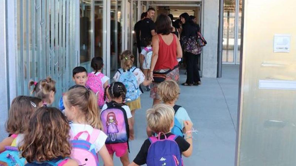 Alumnes entrant al nou edifici de l'escola