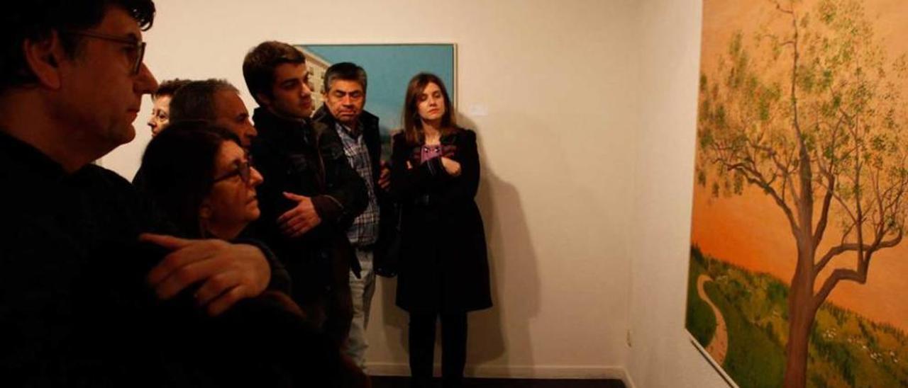 Asistentes a la inauguración de la exposición de Josefina Junco en Cornión.